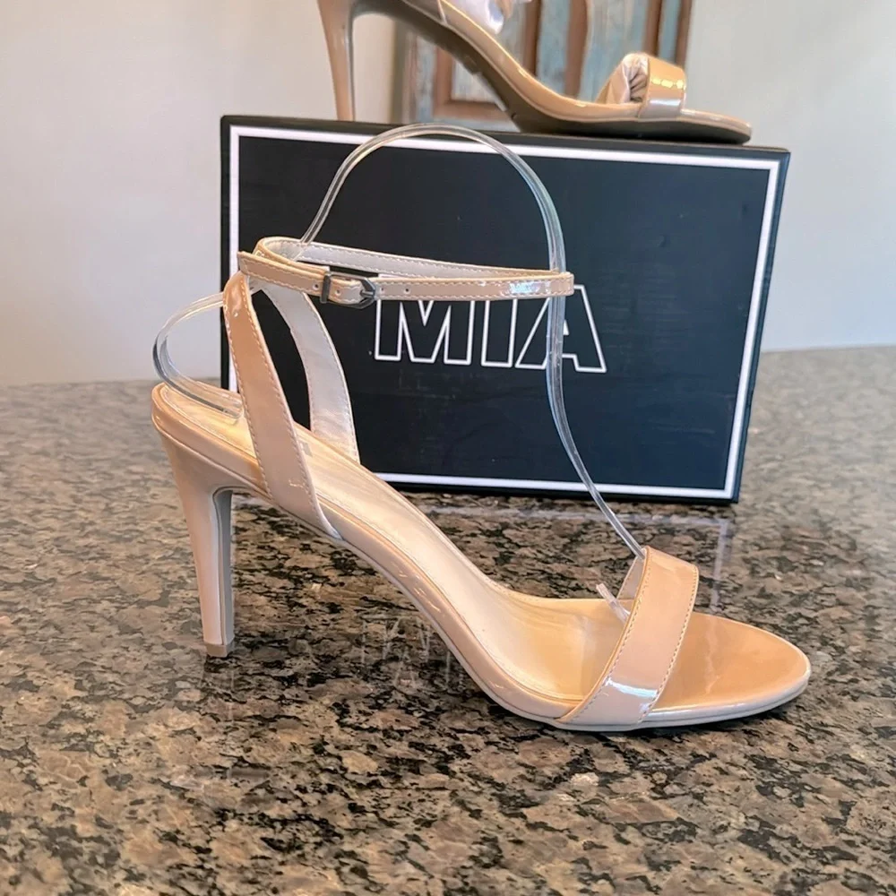 MIA Maisie nude patent leather strappy open toe heel NIB 10